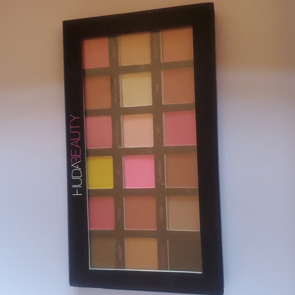 Eye shadows - Picture 2 of 3